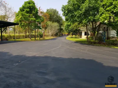 ลาดยางมะตอยทางเข้าถนน เขาใหญ่ — ภาพที่ 1